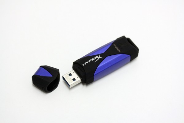 Lưu trữ USB Kingston DataTraveler HyperX 3.0: Thuộc dòng bút lưu trữ cao cấp của Kingston, trang bị chuẩn giao tiếp USB 3.0 cùng dung lượng 64GB. Tốc độ đọc trung bình đo qua cổng USB 3.0 đạt 221,2MB/s, cao hơn 7 lần so với cổng USB 2.0. Giá tham khảo: 3,131 triệu đồng