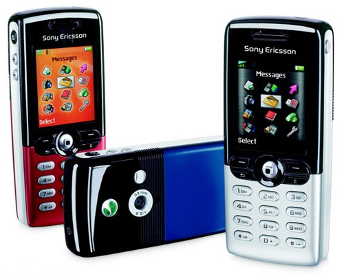 Sony Ericsson T610 (quý II/2003): Màn hình 65k màu, độ phân giải 128 x 160 pixel. T610 bắt đầu cuộc "cách mạng camera" của Sony Ericsson với khả năng chụp ảnh độ phân giải 288 x 352 pixel, người dùng có thể lưu trữ tốt với bộ nhớ trong dung lượng 2MB của máy. Sản phẩm đạt doanh số bán ra kỷ lục, với lượng khách hàng đầu tiên là giới giàu có, mong muốn thể hiện đẳng cấp của mình.