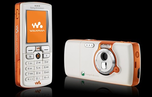 Sony Ericsson W800i (2005): 2005 có vẻ là năm đầy hứng khởi của hãng bởi Sony Ericsson quyết định ra mắt mẫu điện thoại chuyên chơi nhạc W800i, với khả năng hỗ trợ thẻ nhớ ngoài lên đến 512MB, cùng tai nghe chuyên dụng cao cấp. Thương hiệu Walkman đã trở thành cái tên không thể quên đối với người dùng từ ngày ấy.