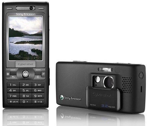 Sony Ericsson K790i (2006): Thời điểm ra mắt K750i có thể xem là thời kỳ vàng của Sony Ericsson. K790i đánh dấu sự ra đời của dòng điện thoại Cyber-shot, đưa tính năng camera trên sản phẩm của Sony lên một bước tiến mới. Thiết kế của máy trông cũng hiện đại hơn rất nhiều. Máy được trang bị camera 3,2MP, tự động lấy nét, giúp thu hẹp khoảng cách với các máy ảnh kỹ thuật số thời gian này. Màn hình cũng được đánh giá cao với độ phân giải QVGA, rộng 2 inch, công nghệ TFT.