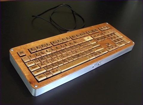 Vẫn giống những bàn phím thông thường nhưng bàn phím này làm bằng gỗ thân thiện với môi trường.