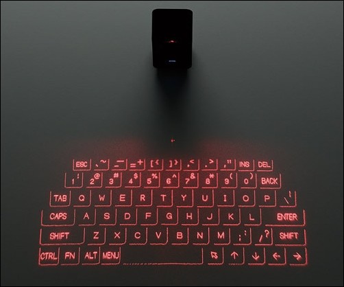 Chiếc bàn phím dạng “trình chiếu” TK-PBL042BK Projection Keyboard. Sau khi kết nối với các thiết bị số bằng Bluetooth hoặc cổng USB, thiết bị này sẽ “chiếu” một bàn phím ảo xuống mặt phẳng trước mặt người dùng.