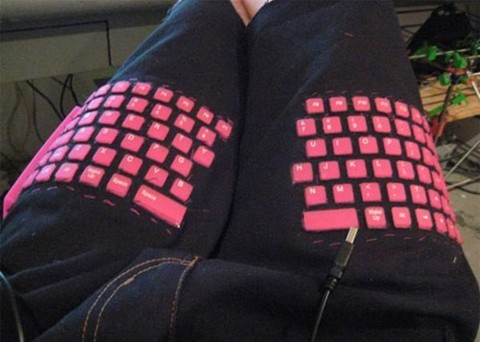 Sử dụng quần dài làm bàn phím máy tính.