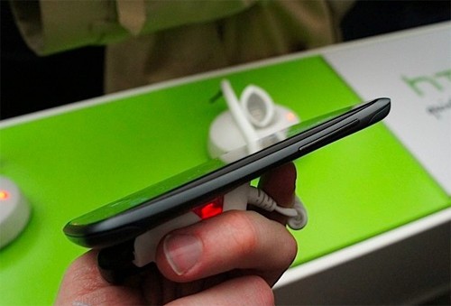 HTC One S: Dày chỉ 7,6 mm, được xem là chiếc smartphone mỏng nhất của HTC và cũng là một trong những smartphone mỏng nhất thế giới hiện nay. HTC One S được trang bị màn hình 4,3 inch qHD Super AMOLED. Vi xử lý lõi kép tốc độ 1,5GHz Qualcomm Snapdragon S3, RAM 1GB.