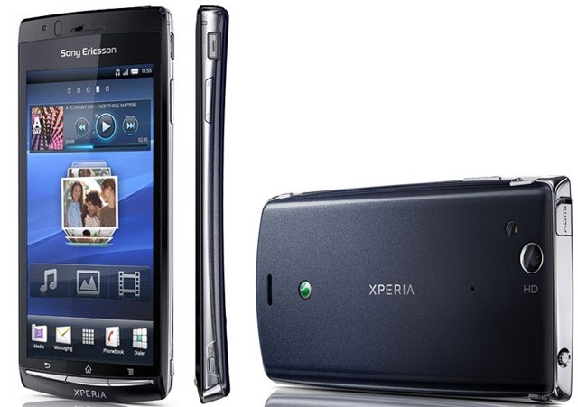 Sony Ericsson Xperia Arc . Chiếc điện thoại này có kích thước 12,45 x 6,35 x 0,86 cm (dài x rộng x dày), nặng 116,2 gram, có vẻ ngoài góc cạnh. Xperia Arc chạy trên hệ điều hành Android 2.3 Gingerbread, có màn hình TFT LED-backlit LCD 4,2 inch, độ phân giải 854 x 480 pixel.