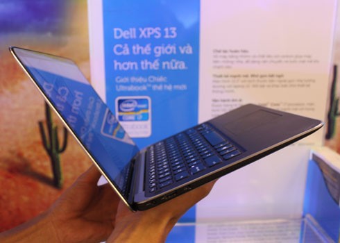 Dell XPS 13 có phần mỏng nhất 6 mm và dày nhất 18 mm. Sản phẩm sử dụng kính cường lực Gorilla sát đến cạnh nên dù có kích thước 13,3 inch, máy chỉ tương đương bản 11,6 inch. XPS 13 đã trình làng tại Việt Nam với 2 phiên bản sử dụng chip Core i5 (33 triệu đồng) và i7 (38 triệu đồng), ổ cứng SSD 256 GB, RAM 4 GB và pin liên tục 8 tiếng.
