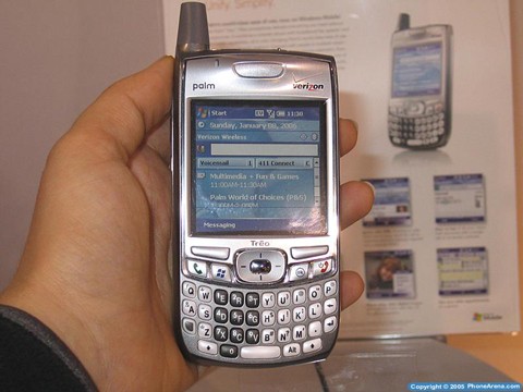 Palm Treo 700w: Palm Treo 700w là thiết bị đầu tiên của Palm chạy trên hệ điều hành Windows Mobile. Một điện thoại thông minh thứ thiệt “tất cả trong một” hỗ trợ kết nối băng thông rộng và sử dụng hệ điều hành Windows Mobile 5.0. Bên cạnh đó, Palm Treo 700w còn có "sự góp mặt" của Wireless Sync, Active Sync 4.1, tích hợp công nghệ Bluetooth, Windows Media Player 10 Mobile, camera 1,3MP.