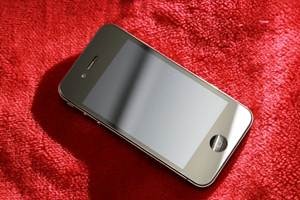 Màn hình Retina 3,5 inch độ phân giải 640x960pixel do LG sản xuất cho Apple iPhone 4/4S đi cùng với mặt kính Gorilla Glass chống xước được sử dụng lại trong thiết kế của HKPhone 4S-Retina.