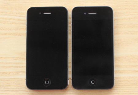 HKphone 4S (bên trái) và iPhone 4 (bên phải) đặt cạnh nhau.
