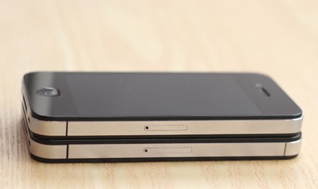 Hai máy có thiết kế tương đồng nhau, 4S-Retina có thêm một vạch đen do máy mô phỏng theo iPhone 4S.