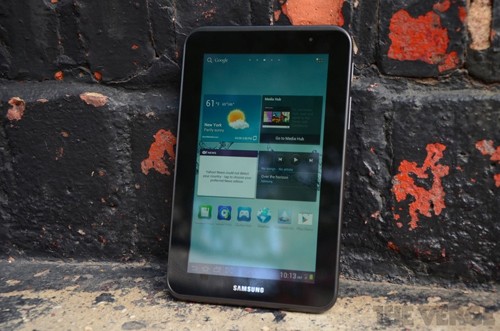 Galaxy Tab 7, 10.1, 8.9, 7.0 Plus, 7.7 và giờ là Galaxy Tab 2 7.0 và 10.1. Samsung thực sự đã sản xuất ra đại gia đình máy tính bảng lớn và khó nhớ tên. Đáng chú ý là “lính mới” Tab 2 7.0 với mức giá 249 USD, chỉ đắt hơn Kindle Fire của Amazon 50 USD nhưng được trang bị cả máy ảnh.
