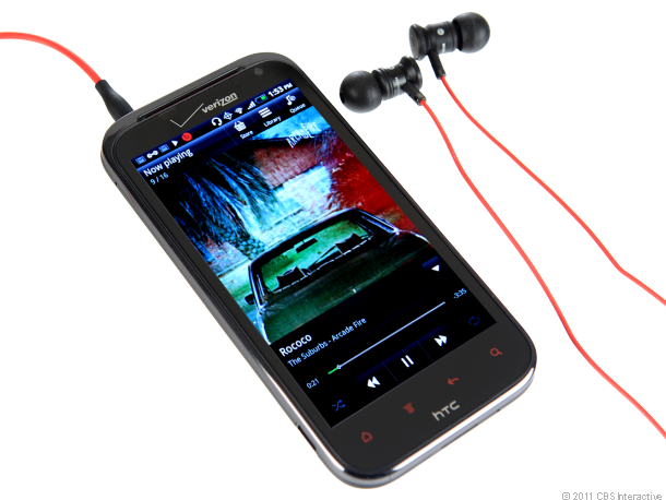 5. HTC Rezound: Rezound không chỉ được trang bị tai nghe Beats Audio với chất lượng âm thanh tuyệt hảo mà còn sở hữu cả màn hình hiển thị ấn tượng. Điểm nổi bật mà người dùng nhanh chóng nhận ra là Rezound chính là màn hình Super LCD 4,3 inch với độ phân giải HD 720 p. Lướt web, xem video hay chơi game trên chiếc smartphone này đều đem lại cảm giác rất đã.