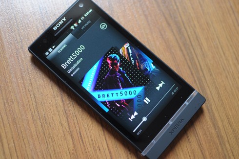 7. Xperia S: Smartphone này có màn hình Bravia 4,3 inch độ phân giải HD cho hình ảnh trung thực và góc nhìn rộng. Máy dùng chip lõi kép, camera chụp ảnh 12 megapixel và bộ nhớ trong 32 GB.