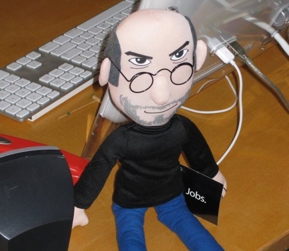 Chế tác búp bê Steve Jobs trở thành một cách phổ biến để tưởng nhớ cố CEO Apple.