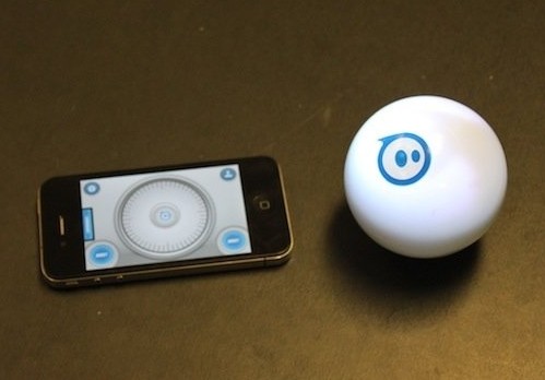1. Bóng điều khiển từ xa: Sphero là một quả bóng thú vị, cho phép bạn điều khiển từ xa thông qua sóng Bluetooth và cảm biến chuyển động ngay trên chiếc iPhone của mình. Giá bán: 130 USD (khoảng 2,7 triệu đồng)