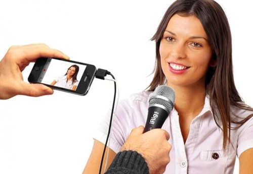 6. Micro ghi âm thanh chất lượng cao: IK Multimedia đang kinh doanh dòng micro hỗ trợ ghi lại âm thanh chất lượng cao với chú dế iPhone sành điệu. Nhờ vậy, bạn hãy thoải mái hát hò mọi lúc mọi nơi hoặc biến iPhone thành chiếc máy ghi âm "hại điện". Giá bán: 59,99 USD (khoảng 1,26 triệu đồng).