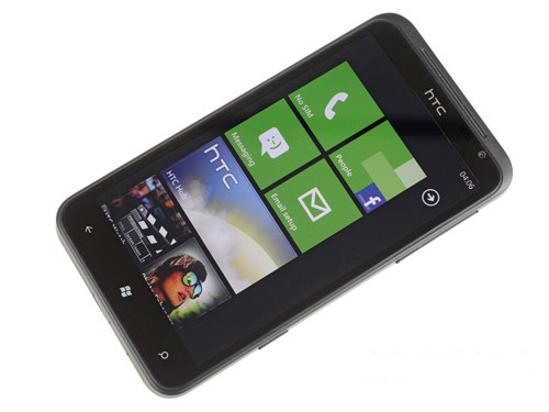2.HTC Titan: HTC Titan sử dụng hệ điều hành Windows Phone Mango, màn hình cảm ứng "super LCD" 4,7 inch với độ phân giải 800 × 480 pixel. HTC Titan được trang bị bộ vi xử lý Qualcomm Snapdragon tốc độ 1,5 GHz, bộ nhớ trong 16GB và camera 8 megapixel.