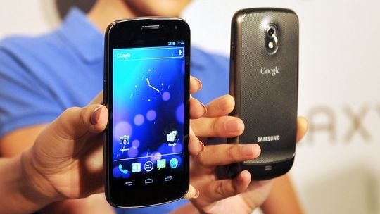 7.Samsung Galaxy Nexus: Galaxy Nexus là smartphone đầu tiên chạy hệ điều hành Android 4.0 Ice Cream Sandwich của Google, màn hình rộng 4,65 inch HD Super AMOLED và bộ vi xử lý 1,2GHz. Máy được trang bị RAM 1GB, bộ nhớ trong 16 GB, camera 5 megapixel, camera trước 1,3 megapixel, có khả năng quay video chất lượng 1080p.
