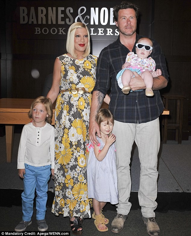 Tori Spelling cùng chồng Dean McDermott và các con (Liam, Stella và bé Hattie)