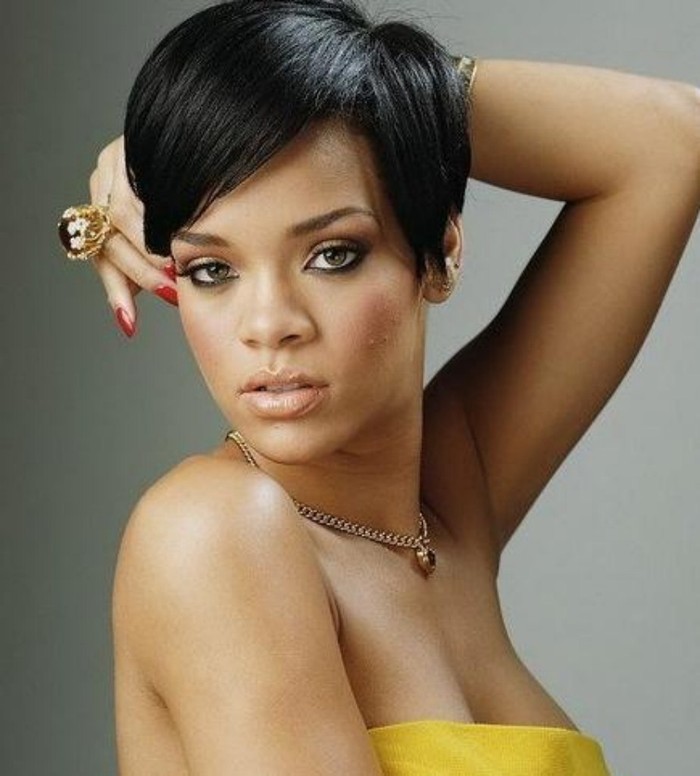 Rihanna:Dù chiều cao có phần hơi khiêm tốn nhưng cô ca sĩ da màu Rihanna lại sở hữu những đường cong không thể chê vào đâu được. Có lẽ nước da ngăm đen khỏe mạnh khiến cô trông càng quyến rũ hơn.