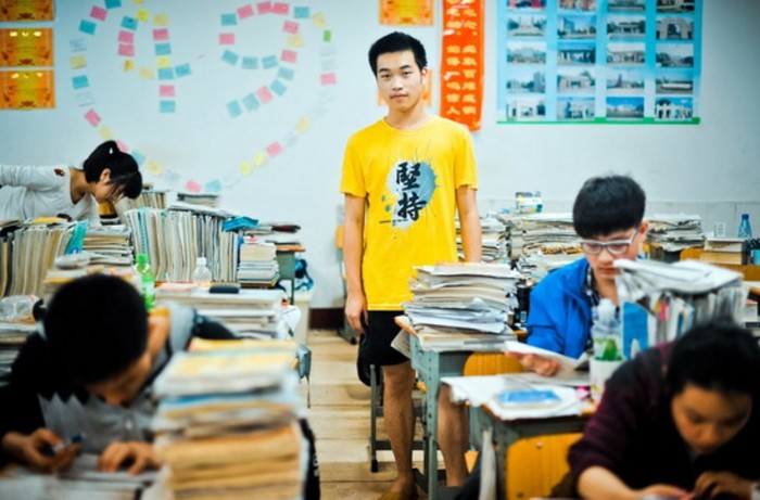 (Bức ảnh được chụp hôm 27/5) Li Yiming đang ở trong lớp học. Trang nhật ký của em hôm 11/4 có viết: “Chúng ta cần tự tạo ra những giấc mơ cho riêng mình và cảm nhận chúng bằng chính trái tim của chúng ta.”