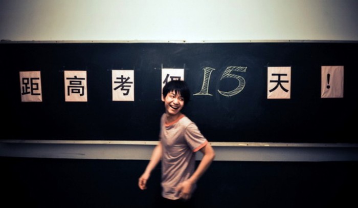 3. (Bức ảnh được chụp hôm 23/5) Li Wu đi ngang qua tấm bảng đen. Trên bảng chính là số ngày đếm ngược từ giờ cho tới ngày thi. Nhật ký ngày 27/4 của em có đoạn: “Chỉ còn vài ngày nữa là tới ngày thi rồi. Mình cảm thấy thực sự rất rất lo lắng. Các bạn học sinh như mình có quá nhiều áp lực”.
