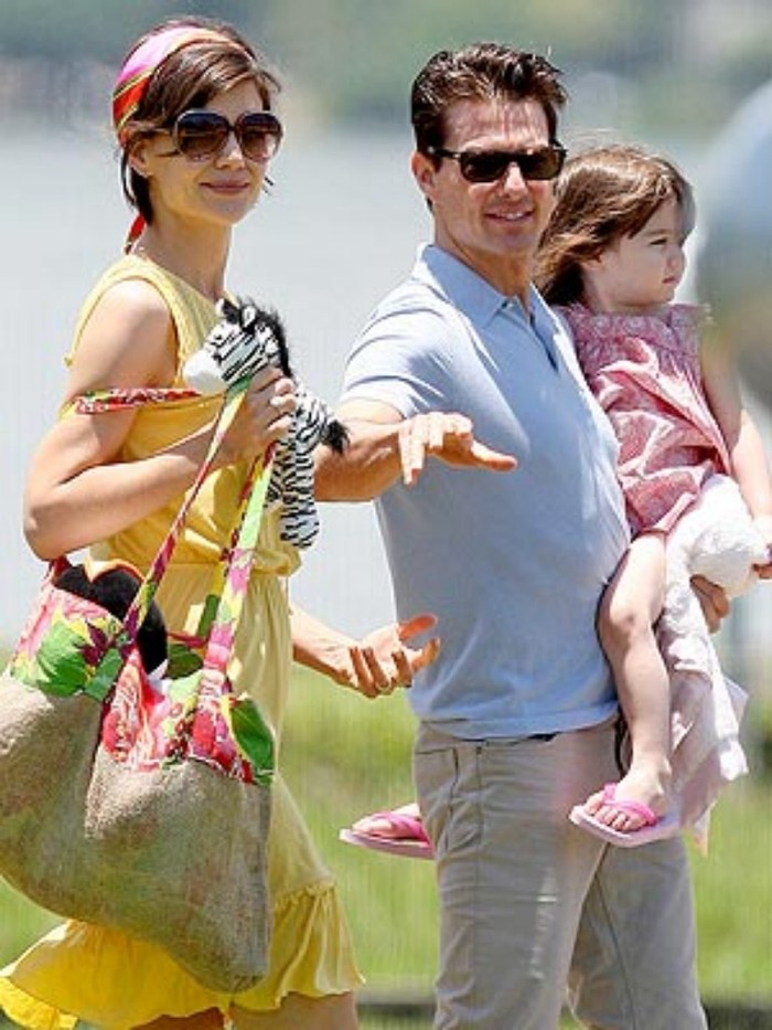 Katie Holmes và tài tử Tom Cruise hẹn hò từ năm 2005 và nhanh chóng đi đến hôn nhân chỉ sau 17 tháng yêu nhau. Tháng 4 năm 2006, cô công chúa bé nhỏ, kết tinh tình yêu của 2 người, Suri Cruise đã ra đời.