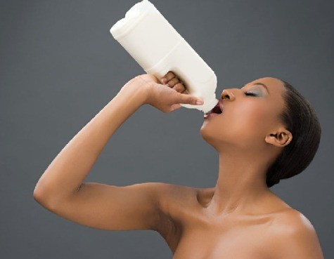 6. Sữa, các sản phẩm từ sữa. Sữa, sữa chua và pho mát giàu canxi và phốt pho, nguồn trung hòa các axit đồng bảo vệ men răng khỏi bị ăn mòn. Canxi cũng hỗ trợ trong quá trình điều tiết nước bọt, trung hòa axit trong miệng và giúp tiêu diệt vi khuẩn. Sữa không chỉ tốt cho xương mà nó còn có tác dụng giúp răng của bạn trở nên chắc khỏe vì sữa chứa nhiều canxi. Canxi giúp bảo vệ răng của bạn chống lại các bệnh về nướu và giữ cho xương hàm của răng khỏe và chắc hơn