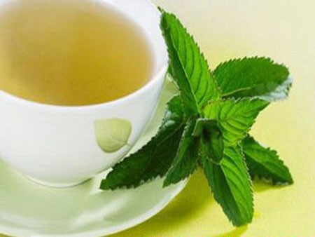 7. Trà xanh. Do lợi ích đáng ngạc nhiên của trà xanh, càng có nhiều chuyên gia dinh dưỡng và chăm sóc sắc đẹp khuyến khích sử dụng trà xanh. Người ta đã chứng minh được rằng việc tiêu thụ trà xanh có thể kích thích quá trình trao đổi chất, điều rất cần thiết trong việc giảm cân. Uống một cốc trà xanh mỗi ngày sẽ giúp đốt cháy 80 calo. Người ta nói rằng thức uống thần kì này có nhiều chất chống oxi háo hơn bất cứ sản phẩm chăm sóc da nào khác giàu các chất hoá học và vitamin E, C và A. Ngoài ra, uống trà xanh cũng là cách dễ nhất để giải quyết với bệnh đau đầu, giúp bạn thoát khỏi stress. Xem thêm: Điểm danh những loại quả chữa trị bệnh "khó nói"