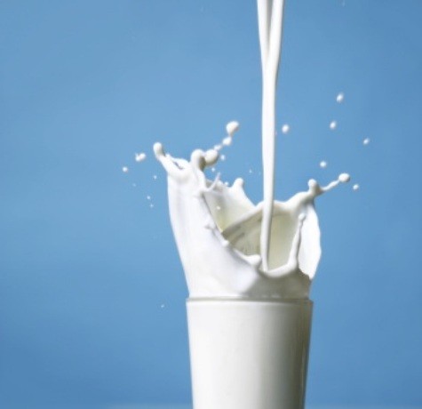 1. Sữa. Alpha hydroxy axit(AHA) được tìm thấy trong sữa giúp sửa chữa bề mặt da, thúc đẩy quá trình sản xuất da mới thay cho lớp da cũ. Sữa cũng là thành phần rất tốt để làm giảm các đốm đồi mồi. Xem thêm: Phụ nữ nên ăn những thực phẩm nào tốt cho sức khỏe?