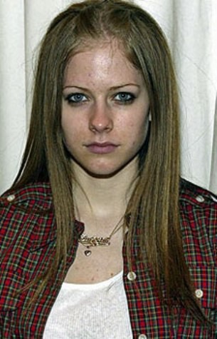Gột bỏ lớp trang điểm, Avril Lavigne khiến người ta phát hoảng.