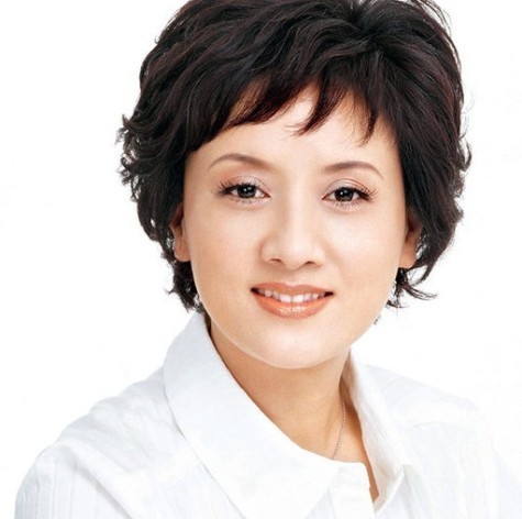 Đặng Tiệp sinh năm 1958 là nữ diễn viên nổi tiếng của Trung Quốc. Đặng Tiệp được biết đến nhiều nhất với vai diễn Vương Hy Phượng trong phim truyền hình Hồng Lâu Mộng 1987 và bộ phim Khang Hy vi hành. Cô là vợ của nam diễn viên Trương Quốc Lập.