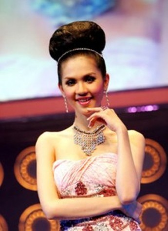 Năm 2005, Ngọc Trinh đoạt giải Siêu mẫu Ăn ảnh cuộc thi Siêu mẫu Việt Nam. Đến năm 2007 cô đăng quang Hoa khôi Thời trang và Hoa hậu Dạ hội cuộc thi Hoa hậu Trang sức.