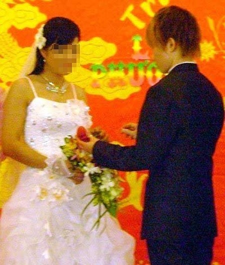 Cô dâu và “chú rể” trao nhẫn cưới cho nhau.