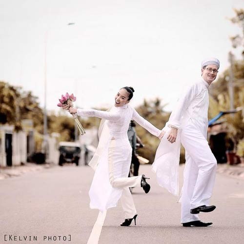Trong một bộ ảnh cưới, Đoan Trang còn "dụ dỗ" chú rể diện áo dài trắng ton-sur-ton với mình. Họ cũng diện bộ trang phục tương tự trong ngày rước dâu tổ chức tại quê nhà Đoan Trang.