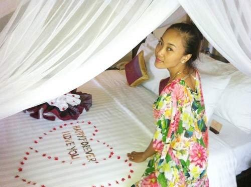 Đoan Trang rạng rỡ bên chiếc giường tân hôn mà khách sạn đặc biệt chuẩn bị cho cô trong kỳ nghỉ ngay tại Việt Nam sau lễ cưới. Cô chia sẻ: "Khi hỏi vì sao thích em, anh ấy trả lời vì thích cá tính mãnh liệt trong con người nhỏ bé, nhưng tôi biết chắc chắn là vì làn da ngăm".