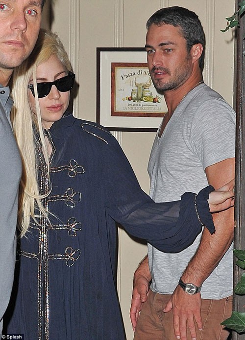 Lady Gaga và bạn trai Taylor tới ăn tối tại nhà hàng của bố cô hồi tháng trước.
