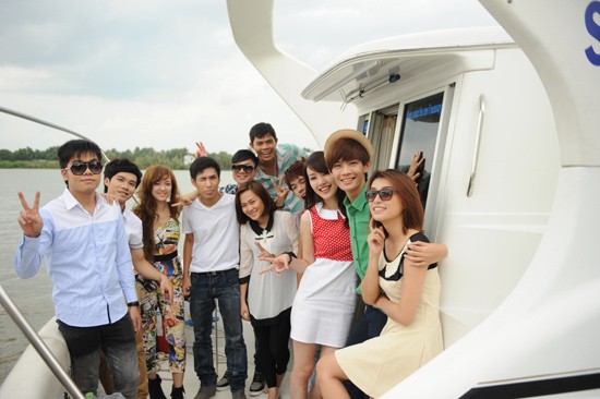14 thành viên được đi du thuyền đưa tới một khu resort ven sông Sài Gòn để ăn uống và thư giãn.