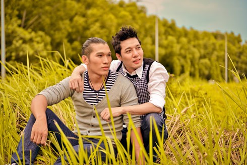 Đây là MV đầu tay của ca sĩ Vỹ Thái, nói về tình yêu đầy ngọt ngào và cay đắng của 2 chàng trai. Họ đến với nhau rồi lìa xa vì không chịu được cái nhìn ác cảm của xã hội.