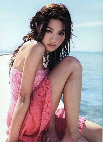 Khởi đầu sự nghiệp khá sớm với vai trò người mẫu quảng cáo, nhưng chỉ 1 năm sau đó Châu Tú Na đã trở thành tên tuổi đáng chú ý của làng giải trí.