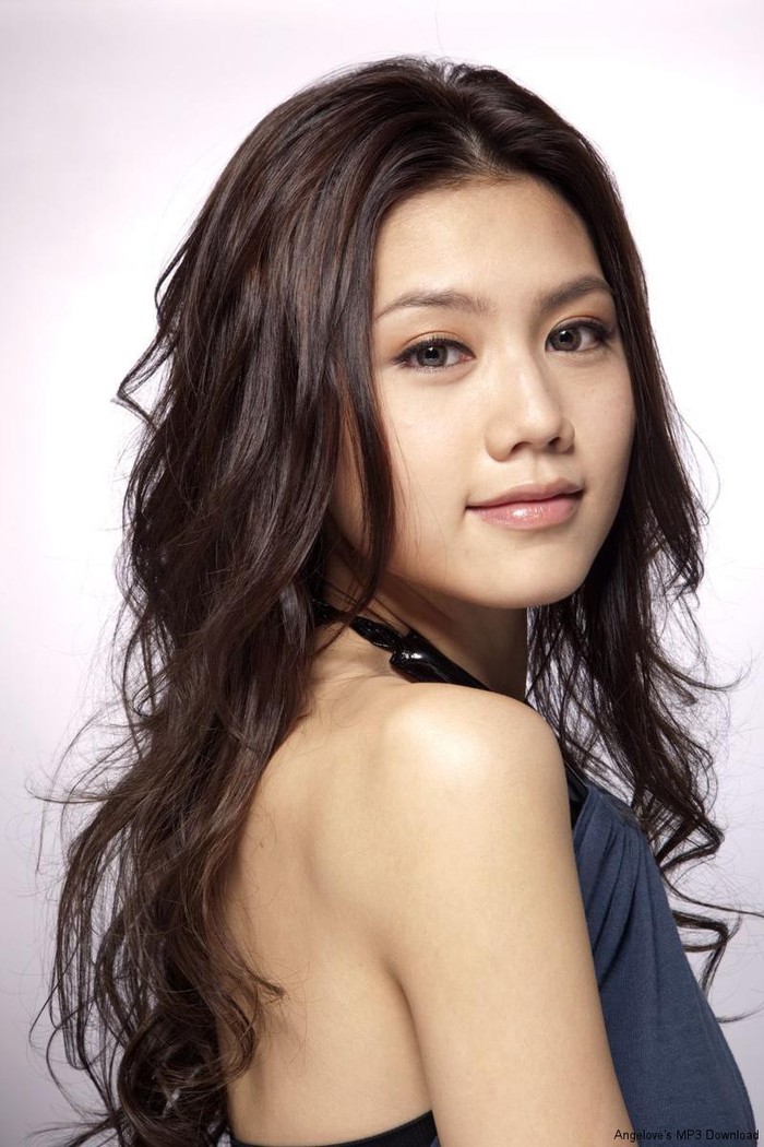 Được mệnh danh là bông hồng sexy của Hong Kong, Châu Tú Na nhanh chóng trở thành người mẫu quảng cáo nội y của nhiều nhãn hàng nổi tiếng.