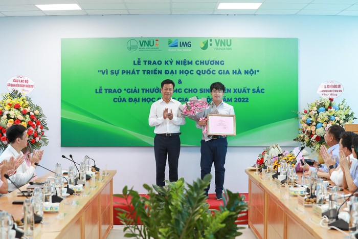 Giám đốc Đại học Quốc gia Hà Nội Lê Quân trao học bổng khoa học cơ bản cho sinh viên Ngô Quý Đăng (nguồn: Đại học Quốc gia Hà Nội)