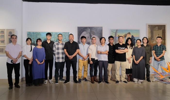 Họa sĩ trẻ Nguyễn Thu Uyên (thứ 3 từ trái) cùng nhóm 61YK+ và các thầy giáo trong buổi triển lãm (ảnh: NVCC)