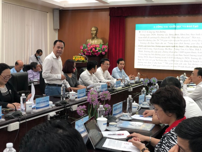 Giáo sư Huỳnh Văn Sơn - Hiệu trưởng trường Đại học Sư phạm Thành phố Hồ Chí Minh báo cáo tại buổi làm việc với Bộ Giáo dục và Đào tạo (ảnh: Lê Phương)