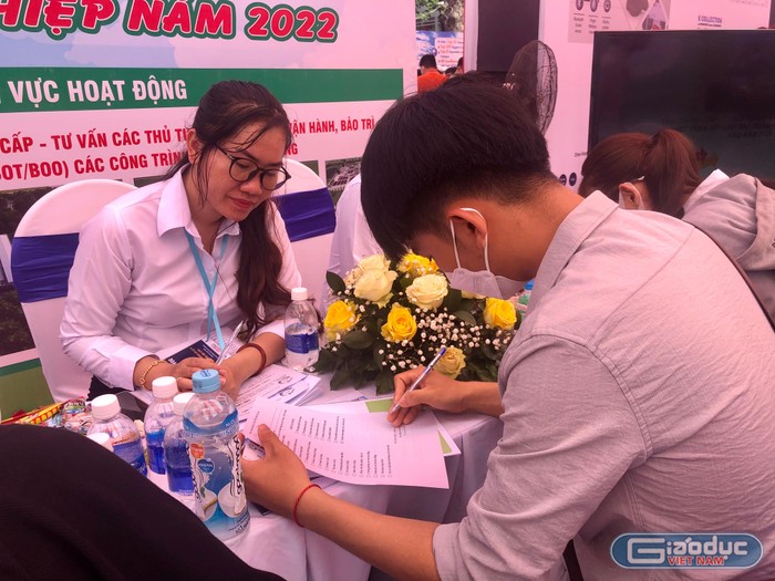 Sinh viên trường Đại học Giao thông Vận tải Thành phố Hồ Chí Minh tham gia ứng tuyển vào một doanh nghiệp tại Ngày hội việc làm và kết nối doanh nghiệp năm 2022 (ảnh: Lê Phương)