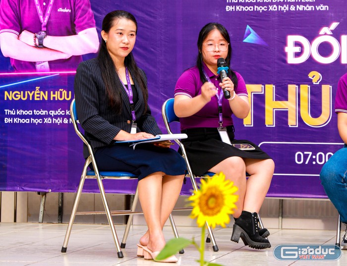 Tô Minh Thư, sinh viên Trường Đại học Y Dược Thành phố Hồ Chí Minh - thủ khoa khối B năm 2020 trao đổi với các đàn em (ảnh: Hoài Thương)