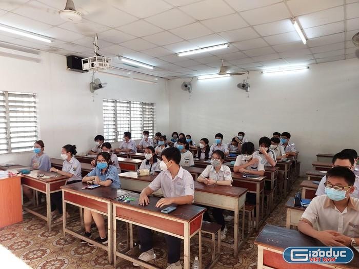 Thí sinh trong phòng thi lớp 10 của trường Phổ thông Năng khiếu, Đại học Quốc gia Thành phố Hồ Chí Minh (ảnh: P.L)