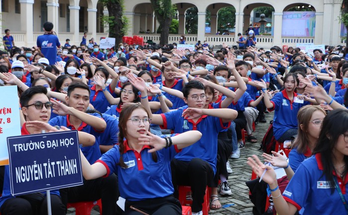 Sinh viên tình nguyện tại Thành phố Hồ Chí Minh trong lễ ra quân chương trình &quot;Tiếp sức mùa thi 2022&quot;