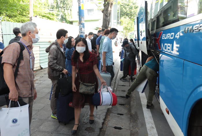 Cán bộ, giảng viên Trường Đại học Luật Thành phố Hồ Chí Minh xếp hành lý để di chuyển đến Bình Thuận làm nhiệm vụ kiểm tra thi tốt nghiệp trung học phổ thông (ảnh: NTCC)