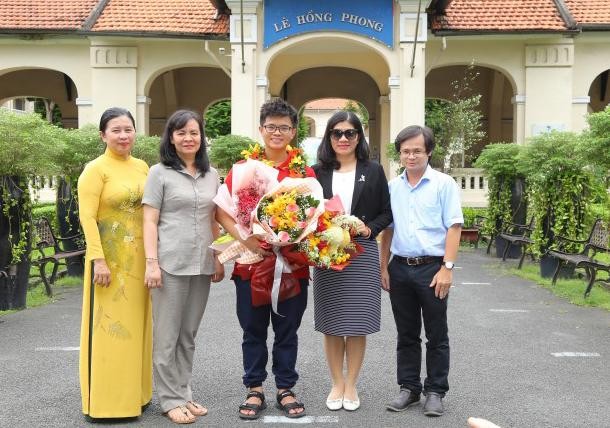 Nguyễn Việt Phong (giữa) - Huy chương Vàng Olympic Hóa học quốc tế cùng thầy cô ở Trường trung học phổ thông chuyên Lê Hồng Phong (ảnh: NTCC)